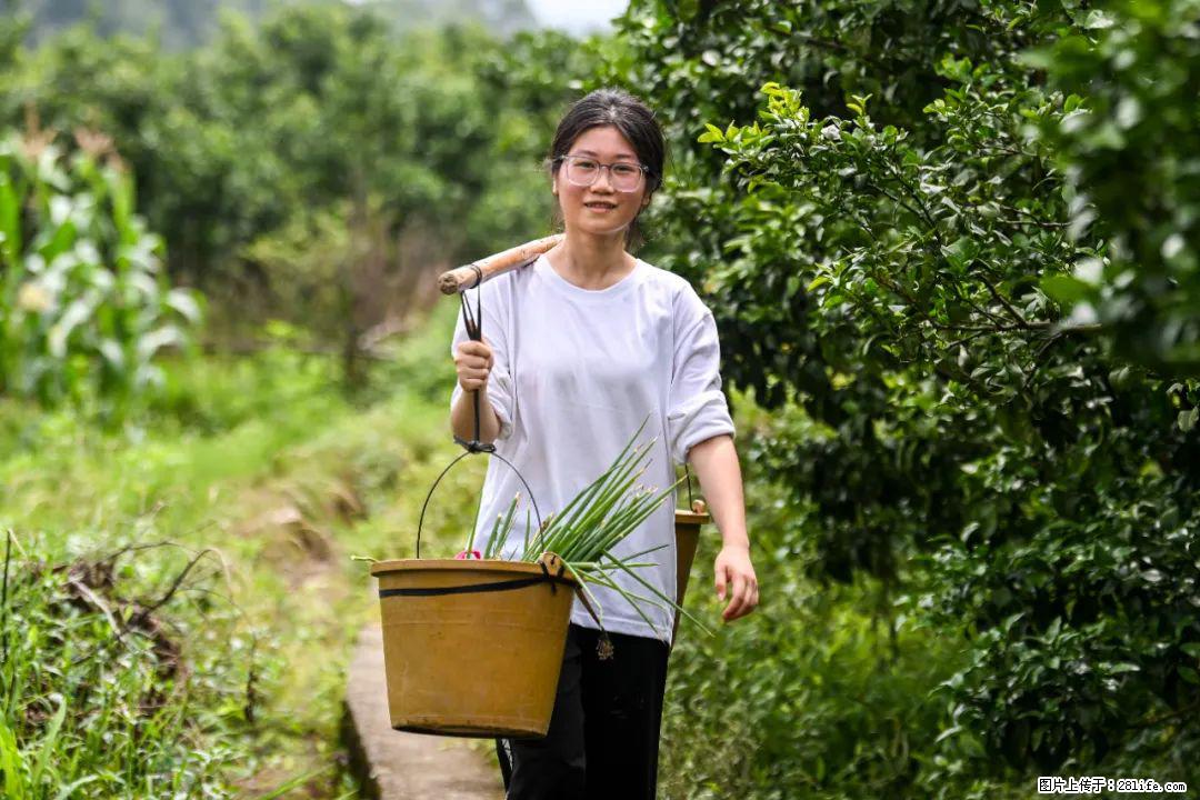 全网追的“扁担女孩”,找了一份暑假工,时薪12元 - 吐鲁番生活资讯 - 吐鲁番28生活网 tlf.28life.com