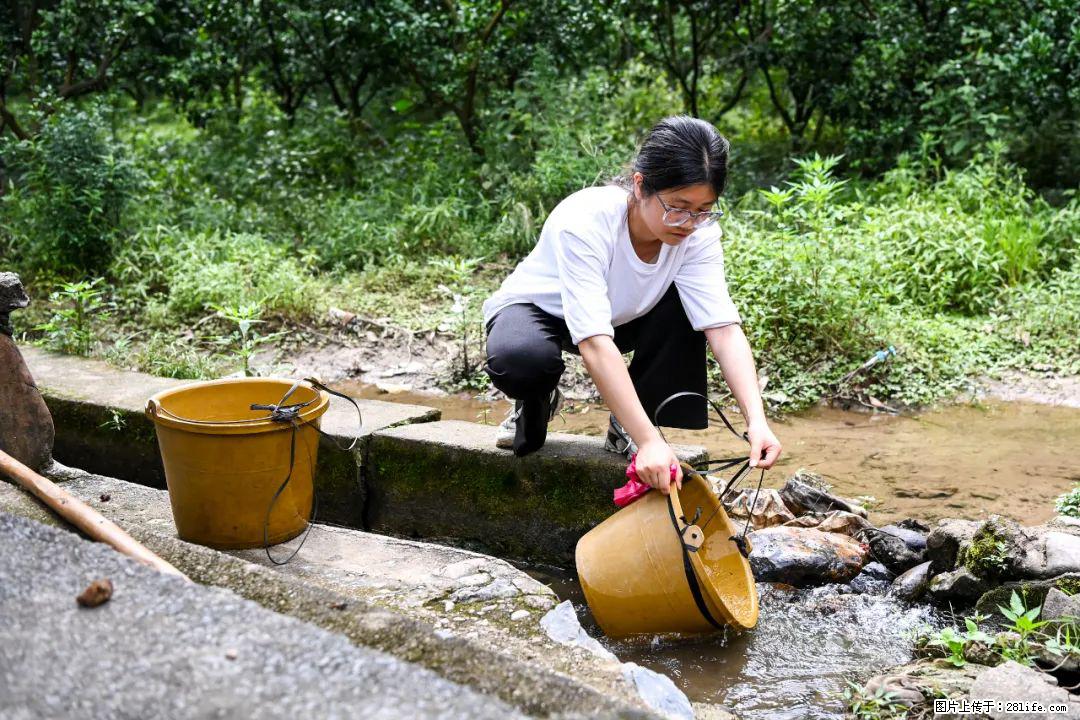 全网追的“扁担女孩”,找了一份暑假工,时薪12元 - 吐鲁番生活资讯 - 吐鲁番28生活网 tlf.28life.com