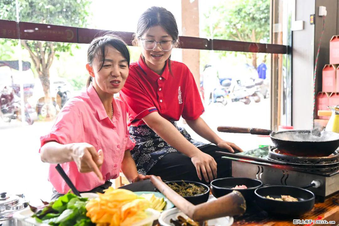 全网追的“扁担女孩”,找了一份暑假工,时薪12元 - 吐鲁番生活资讯 - 吐鲁番28生活网 tlf.28life.com