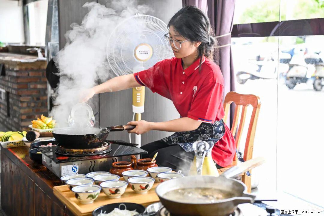 全网追的“扁担女孩”,找了一份暑假工,时薪12元 - 吐鲁番生活资讯 - 吐鲁番28生活网 tlf.28life.com
